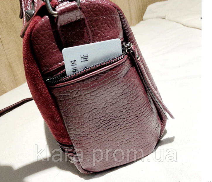 Черно-серая сумка женская молодежная в форме чемоданчика, эко-кожа с замшей в заклепках. - фото 7 - id-p540257243