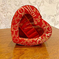 Шкатулка красного цвета в форме сердца обтянутой тканью расшитой золотом для украшений женщин
