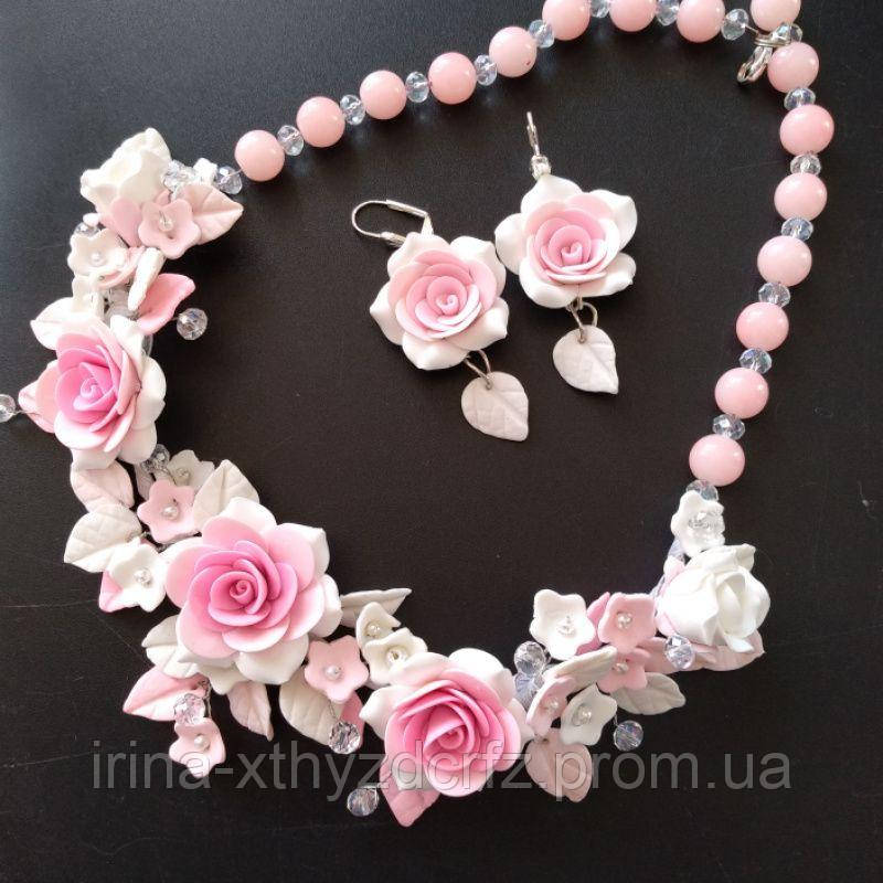 Весільне нарядне кольє та сережки з біло-рожевими трояндами з полімерної глини, рожевим кварцем.