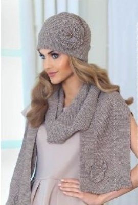 Красиво пов'язана елегантна жіноча шапочка з милим прикрасою у вигляді квітки від Kamea Emma - фото 1 - id-p229447623