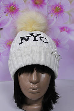 Тепла зимова шапка в'язана біла хутряний натуральний бубон