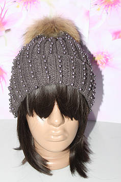 Красива тепла шапка прикрашена намистинами темно-сіра