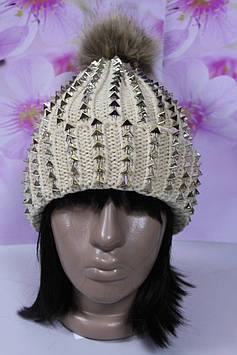 Тепла зимова шапка в'язана бежева з шипами