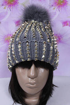 Тепла зимова шапка в'язана сіра із шипами