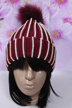 Тепла зимова шапка в'язана бордова зі стразами