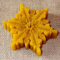 Новорічна воскова свічка "Сніжинка #4" з натурального бджолиного воску