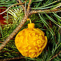 Новорічна воскова свічка "Ялинкова іграшка" з натурального бджолиного воску