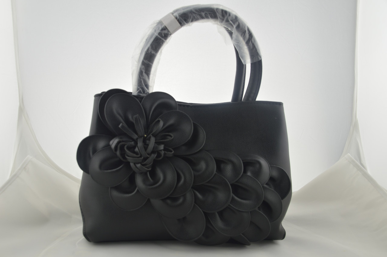 Чорна жіноча сумка з квіткою з екошкіри