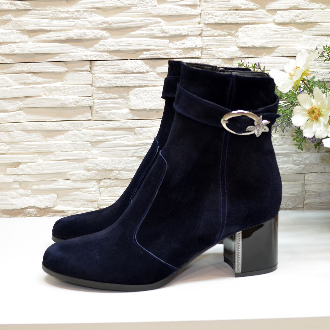 Черевики жіночі сині замшеві на невисокому каблуці, декоровані ремінцем, фото 1