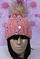 Тепла шапка в'язана з хутряним натуральним бубоном, прикрашена камінням