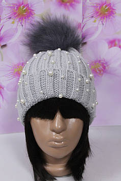 Тепла шапка сіра з хутряним натуральним бубоном із намистинами