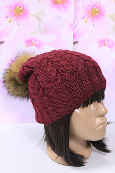 Шапка бордова в'язана візерунок коси з хутряним натуральним бубоном