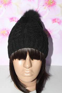 Шапка чорна в'язана з хутряним натуральним бубоном