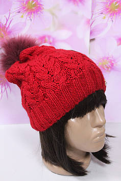 Шапка червона в'язана з хутряним натуральним бубоном