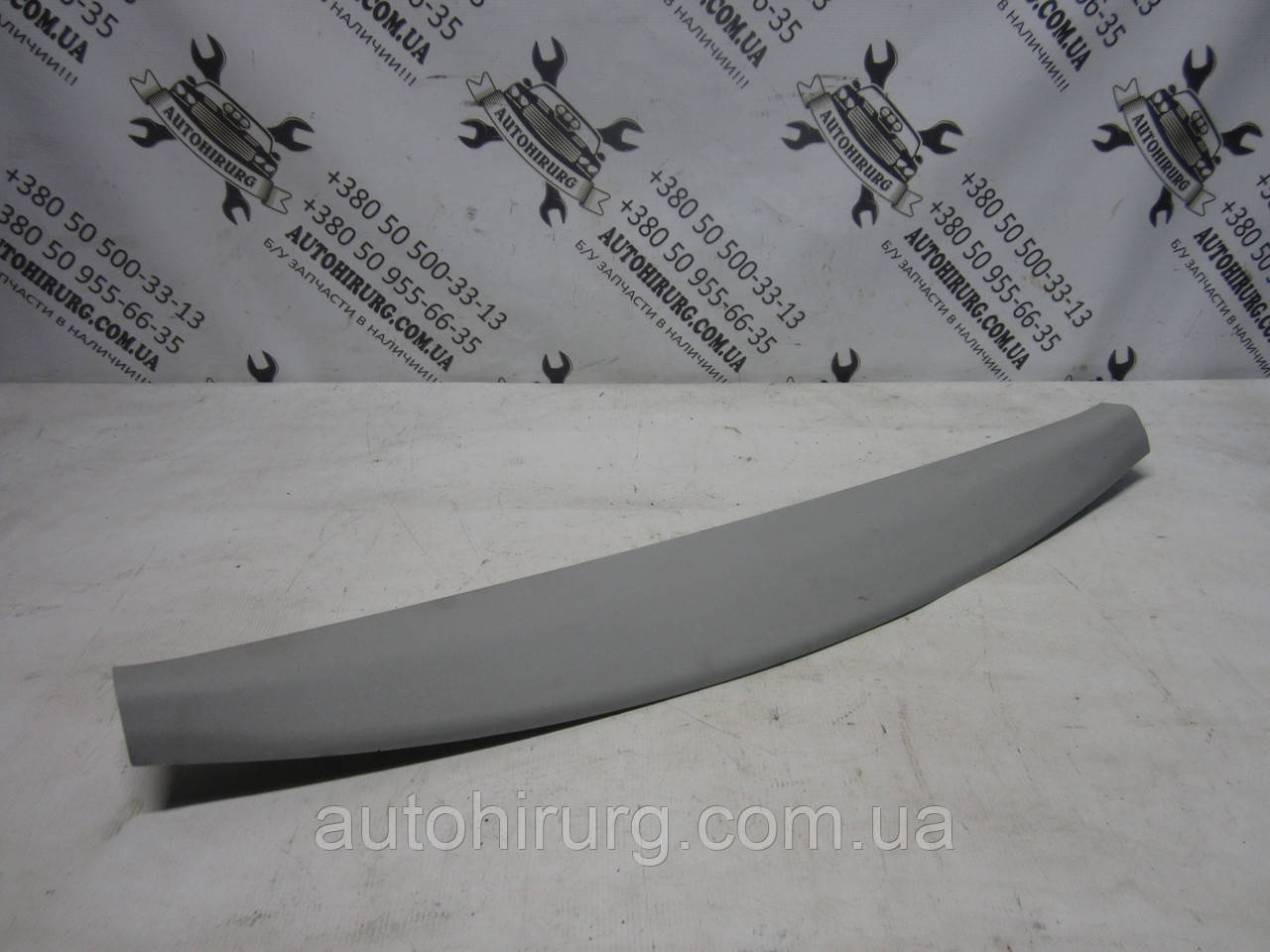 Центральна верхня обшивка кришки багажника Toyota Venza (64783-0T010)