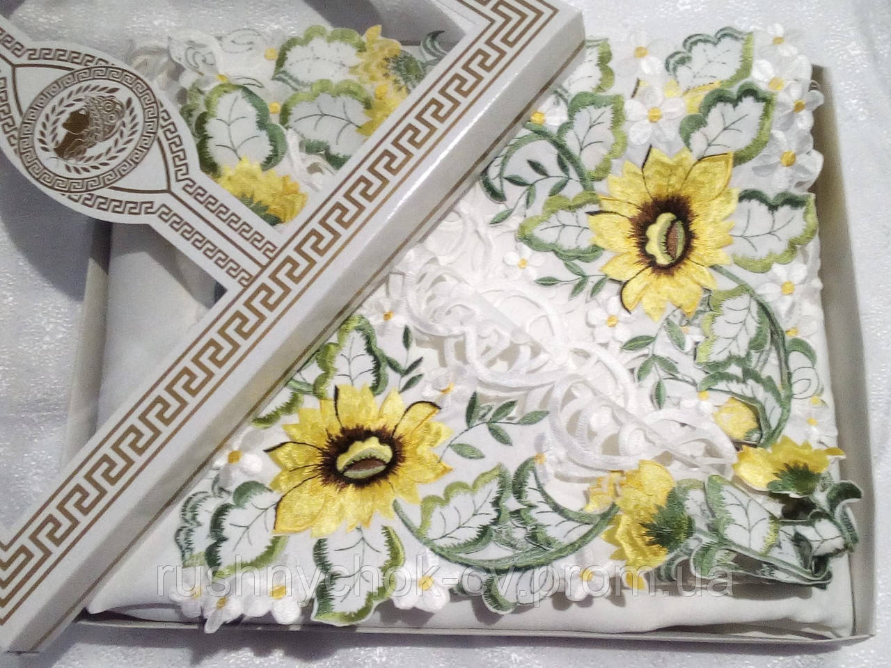 Скатертина 150*220 см. з вишивкою біла