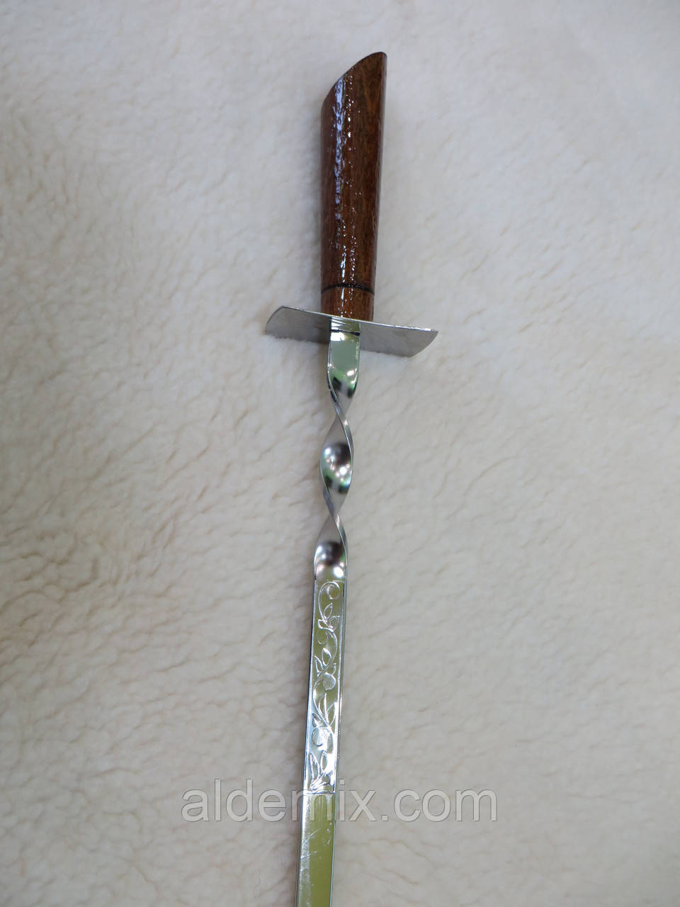 Шампур із неіржавкої сталі 3 мм, ручної роботи, з дерев'яною ручкою.