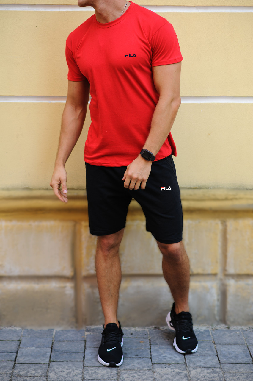 Червона футболка і чорні шорти з брендами (Nike, Adidas, Reebok, Under Armour, Jordan, Fila, Puma)