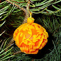 Новорічна воскова свічка "Ялинкова іграшка" з натурального бджолиного воску Ялинкова