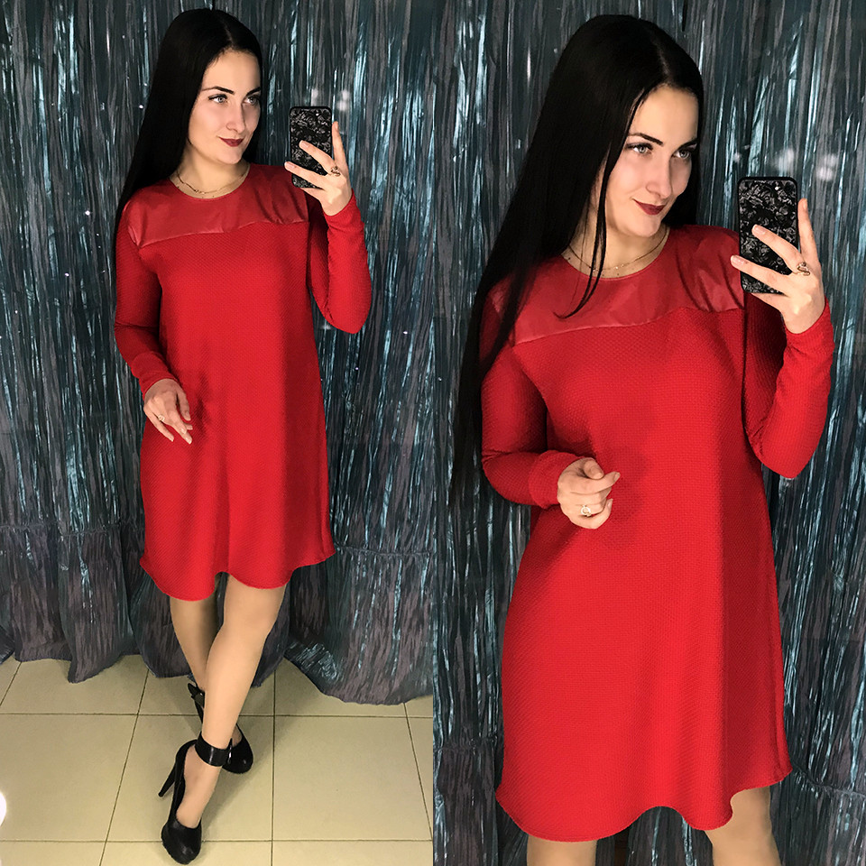 Червона сукня вільного крою