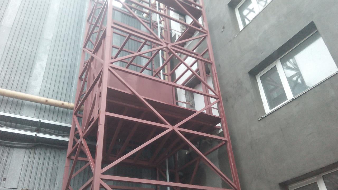 Грузовой лифт снаружи здания приставной 1000 кг - фото 3 - id-p1095435111