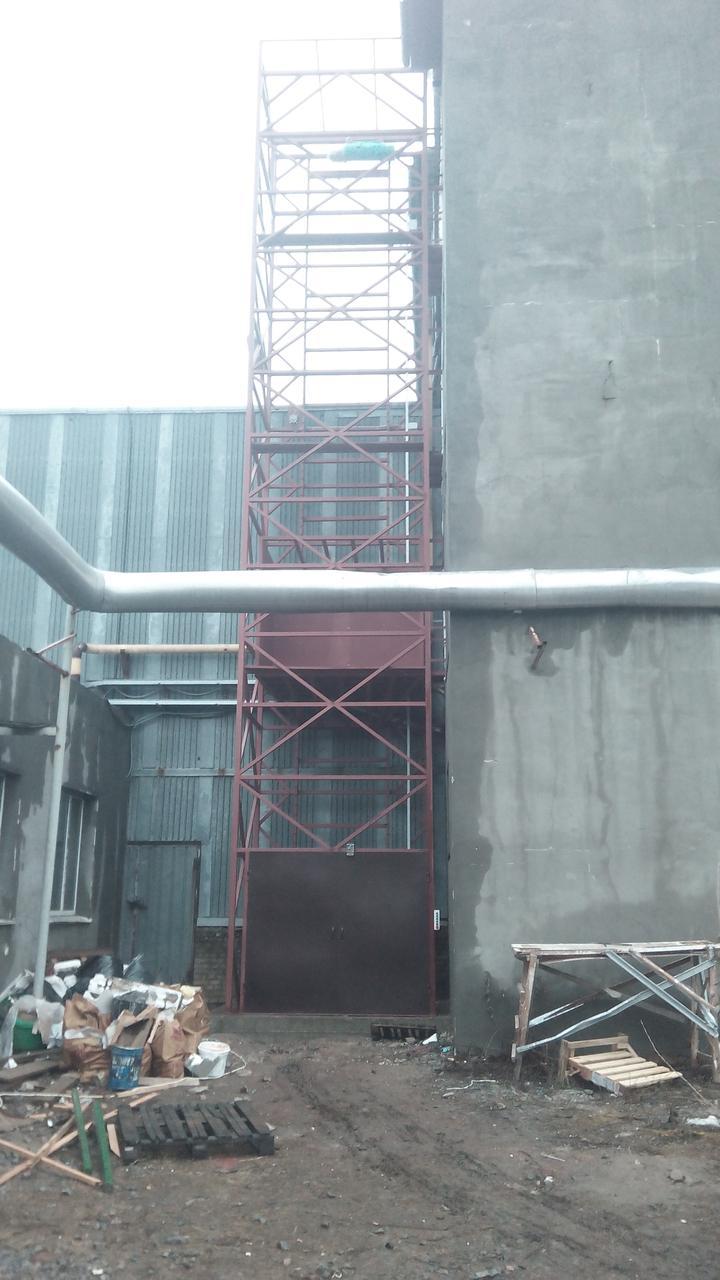 Грузовой лифт снаружи здания приставной 1000 кг - фото 4 - id-p1095435111