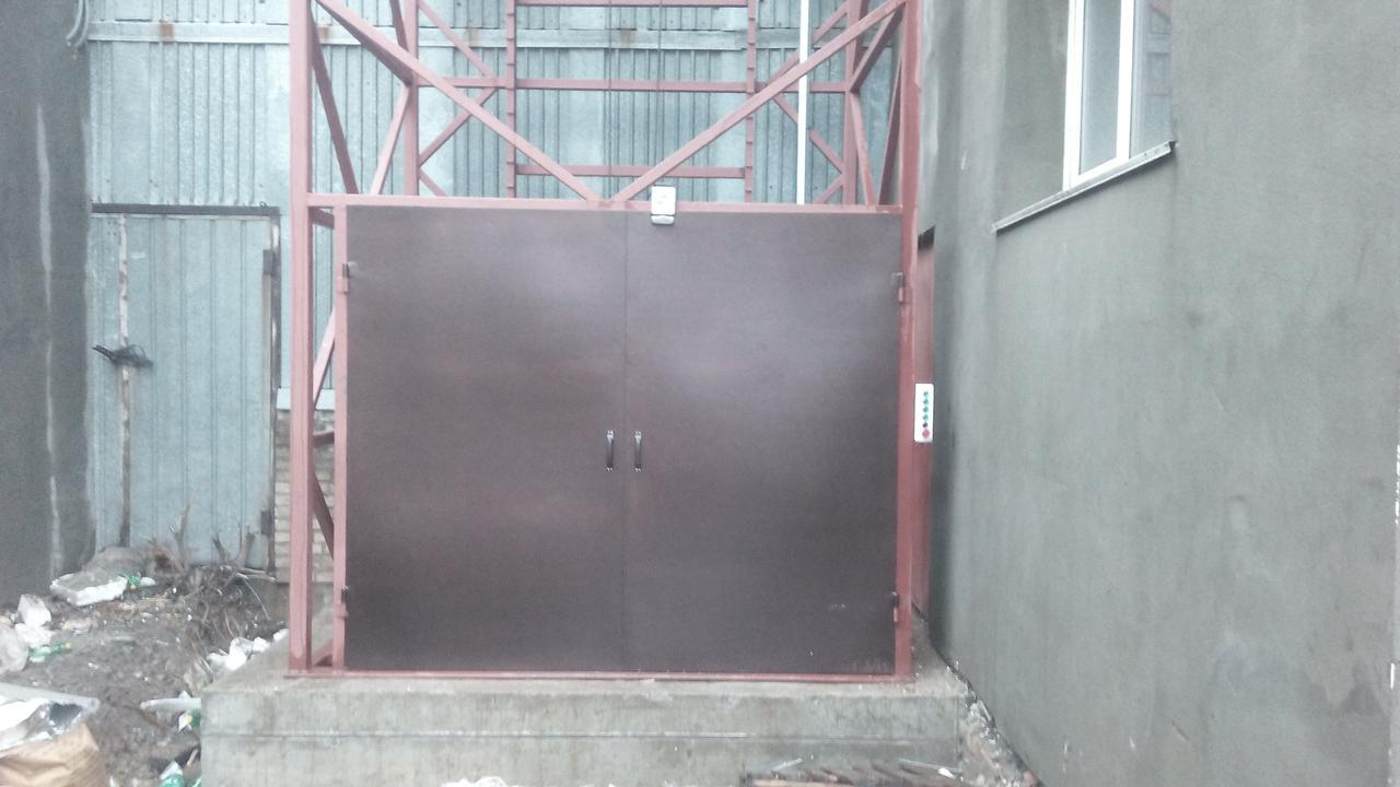 Грузовой лифт снаружи здания приставной 1000 кг - фото 6 - id-p1095435111