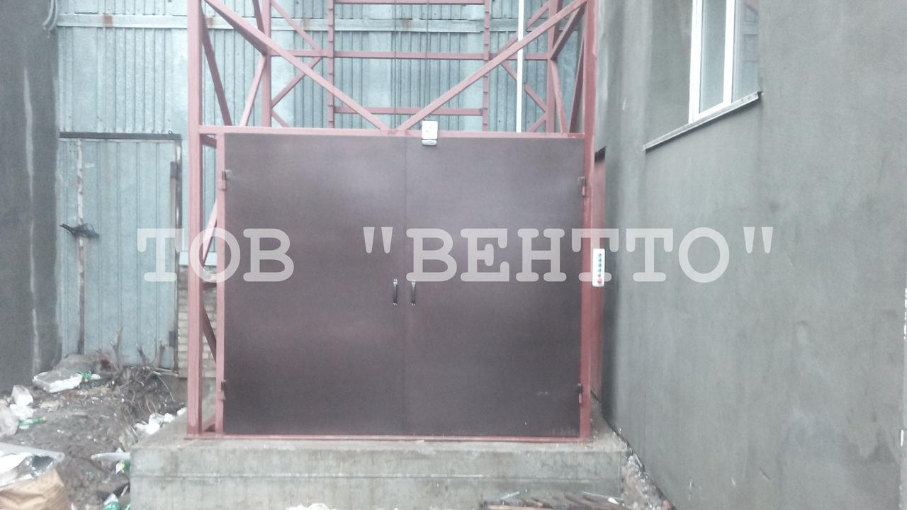 Грузовой лифт снаружи здания приставной 1000 кг - фото 7 - id-p1095435111