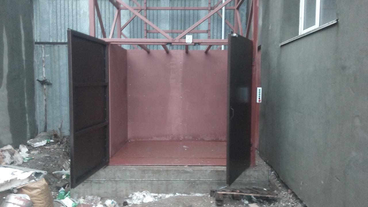 Грузовой лифт снаружи здания приставной 1000 кг - фото 10 - id-p1095435111