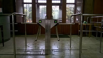 Установка турникета CENTURION в Облгосадминистрации в Полтаве 4