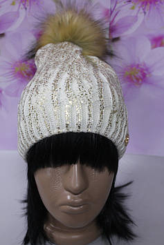 Тепла шапка з хутряним натуральним бубоном молочний із золотом