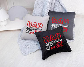 Декоративна подушка з вишивкою на подарунок чоловікові "Плохі хлопці круті", прикольна декоративна подушка