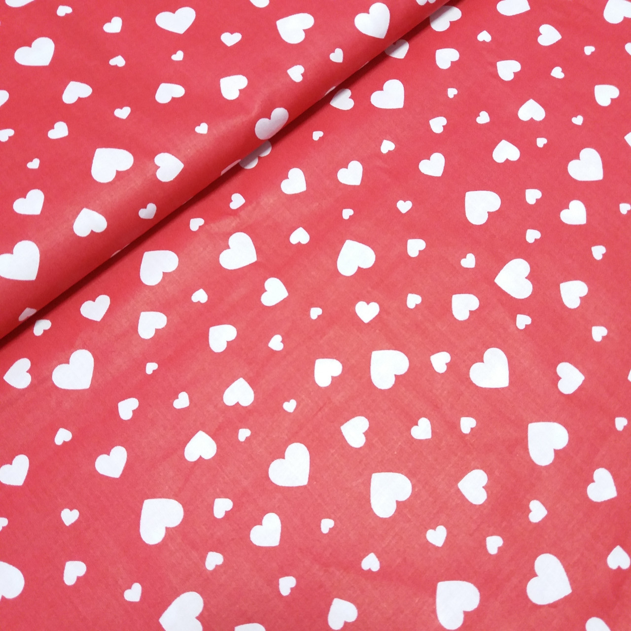 Тканина з білими сердечками на червоному тлі, ширина 160 см