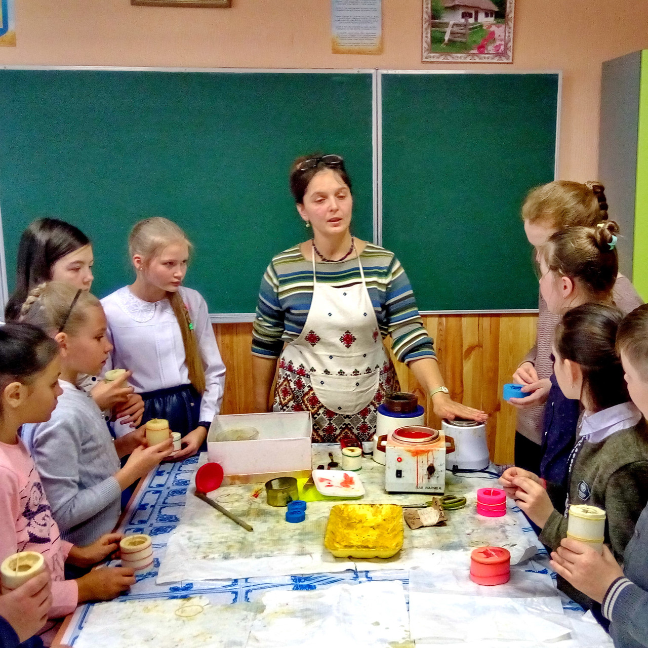 Шкільний майстер-клас з виготовлення воскових свічок