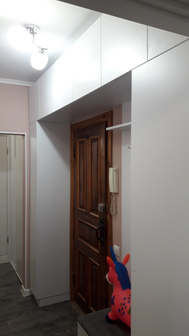Белый шкаф в прихожую с сидушкой по выгодным ценам от «Алька Мебель ...