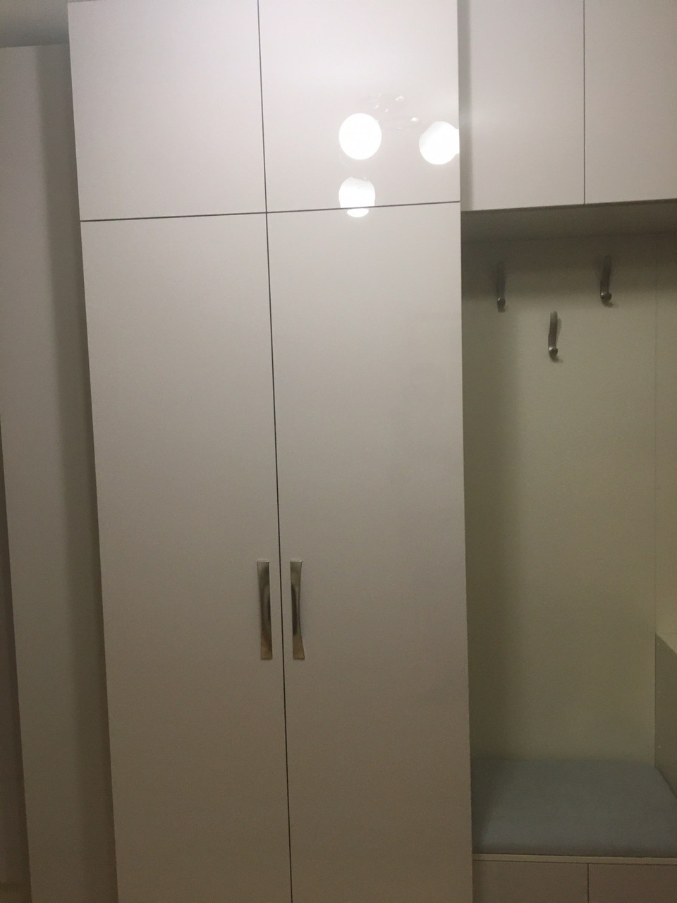 Белый глянцевый шкаф в прихожую с сидушкой по выгодным ценам от «Алька ...