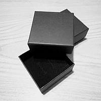 Подарункова коробочка картонна 90×90×30 мм чорна