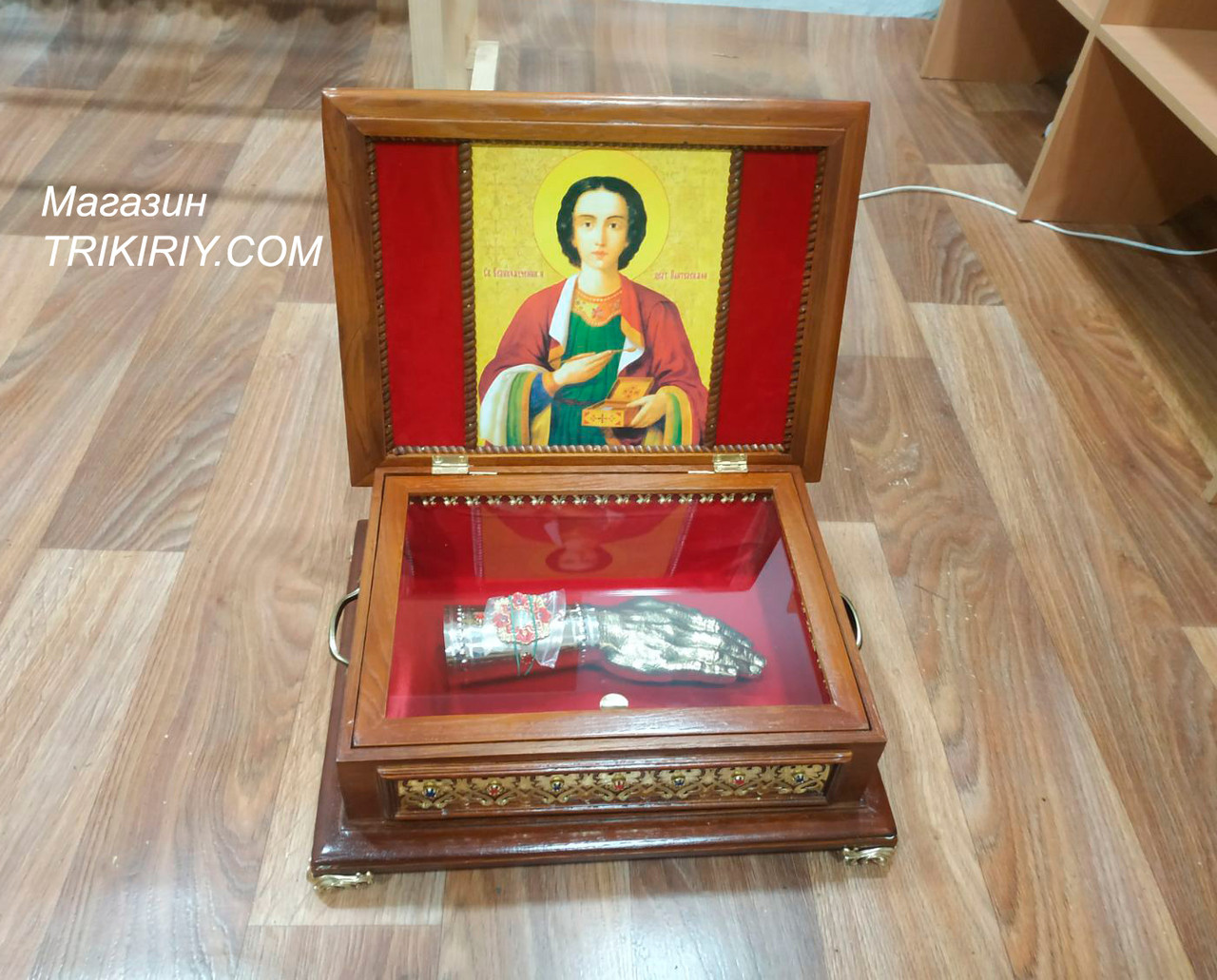 Ковчег з дуба з рукою мощевиком та іконою Святого Пантелеймона