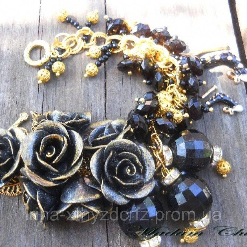 Браслет і сережки з чорними трояндами з полімерної глини, чорними намистинами на золотій основі під вечірнє плаття
