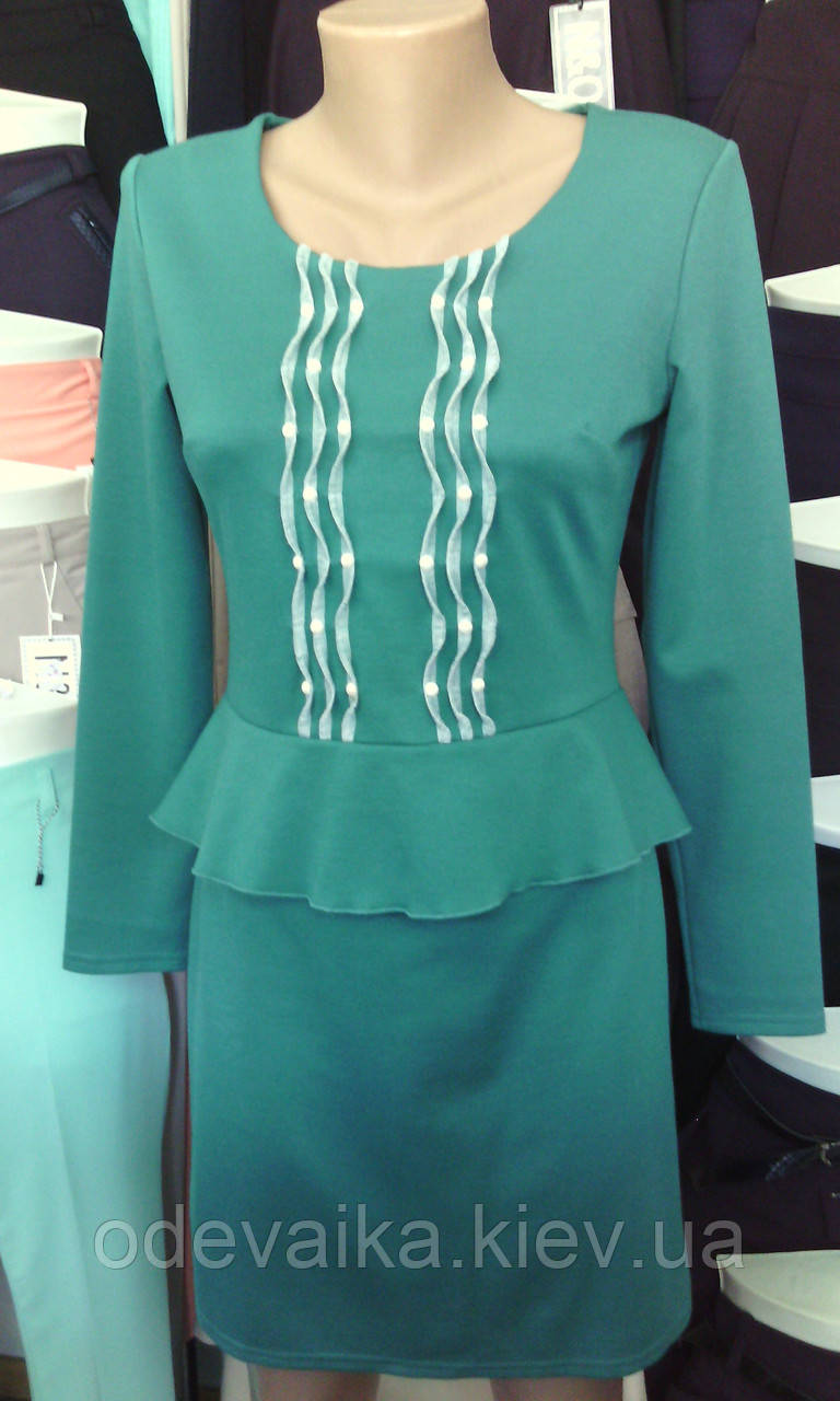 Трикотажне плаття зеленого кольору з баскою на талії 46 розміру