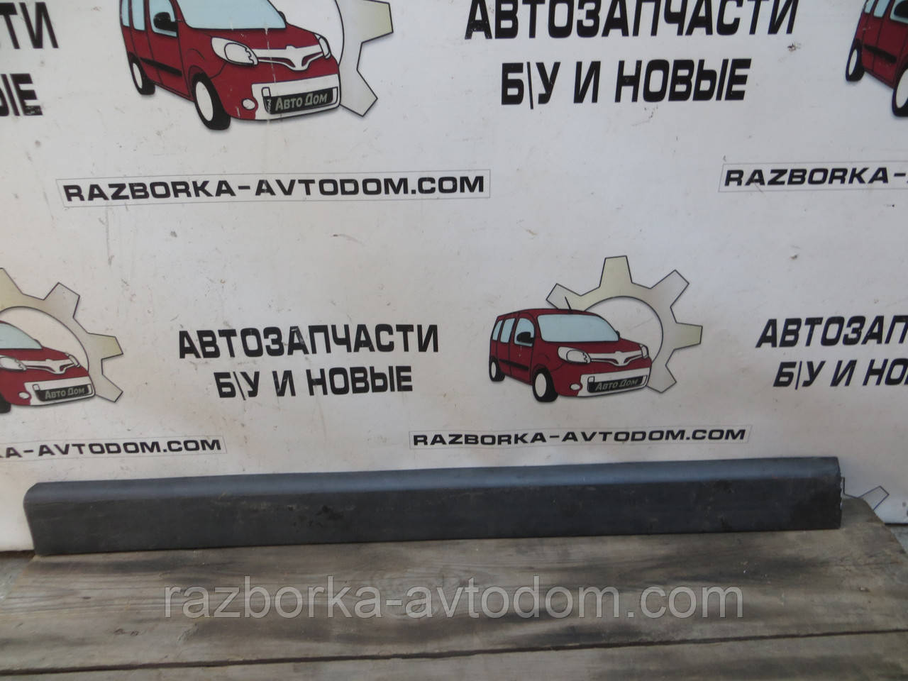 Молдинг накладка пластик передніх правих дверей VW Passat b3 (1988-1993) OE:357853516