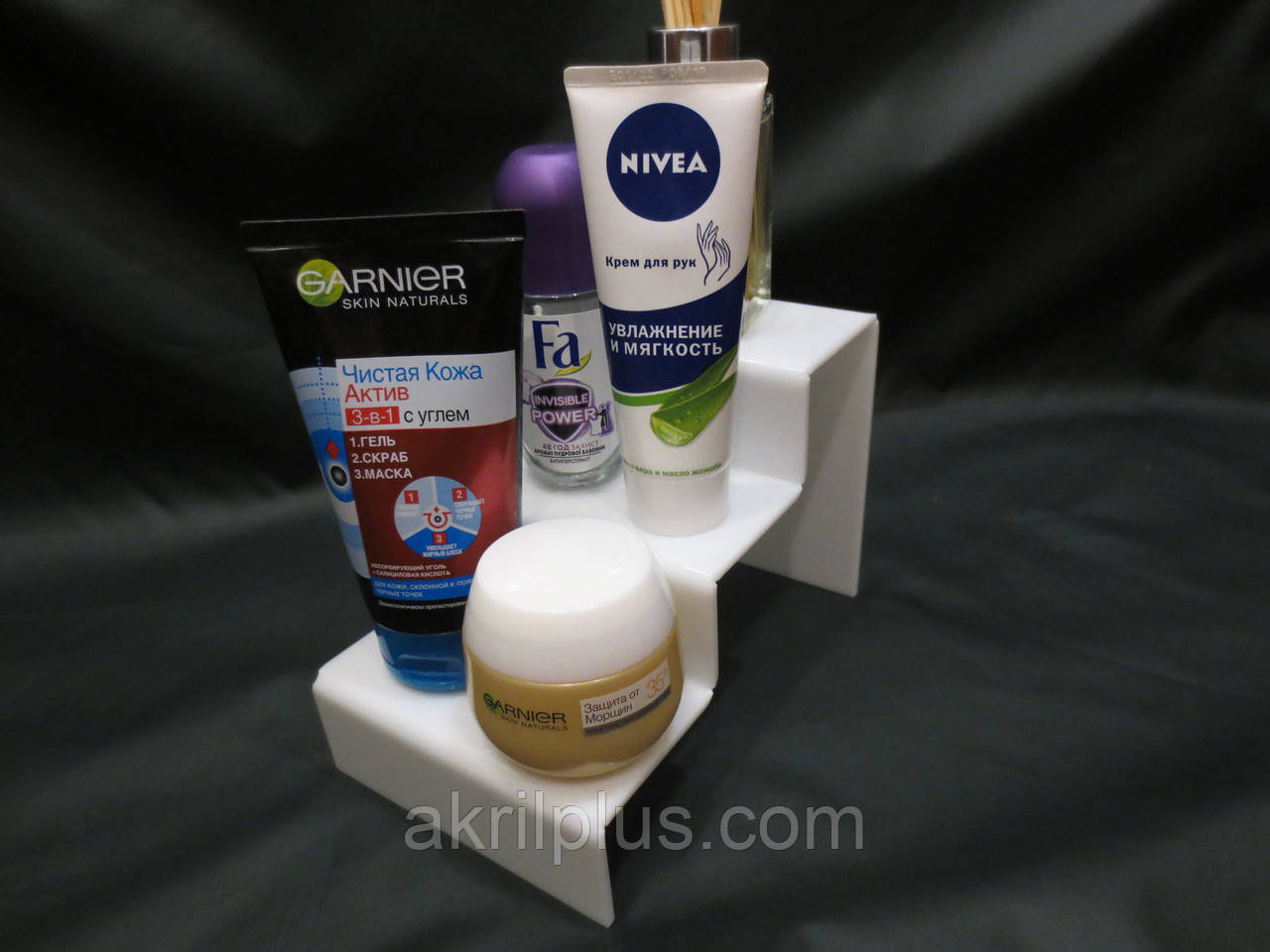 Підставка на вітрину на 3 сходинки біла