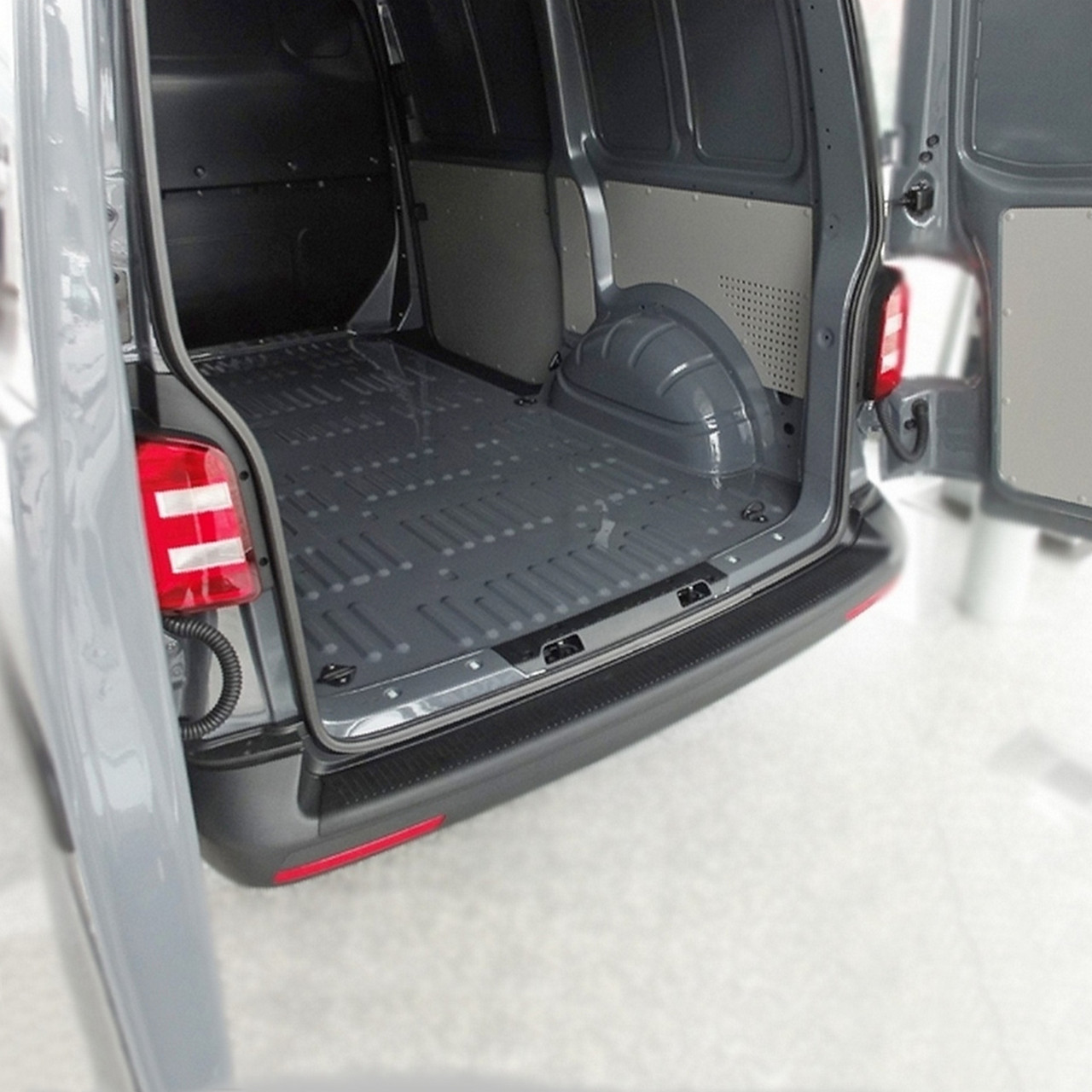Пластикова накладка заднього бампера для Volkswagen T6 2015+ (з 2-ма задніми дверима)