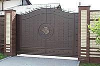 Сдвижные металлические ворота с рельефным декором