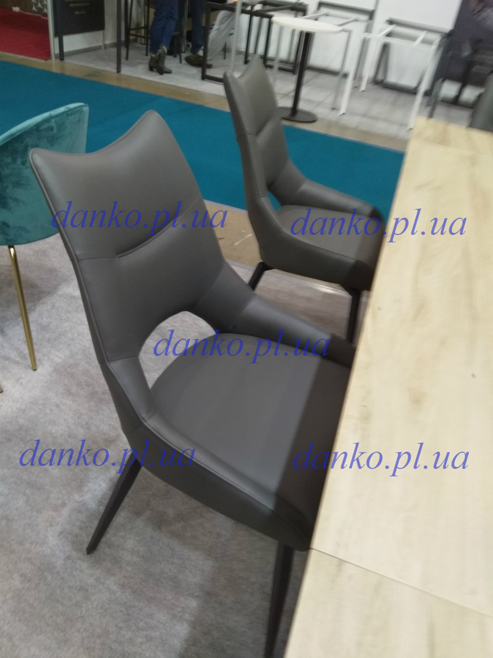 Поворотне крісло R-50 графіт з чорним Vetro Mebel, екошкіра