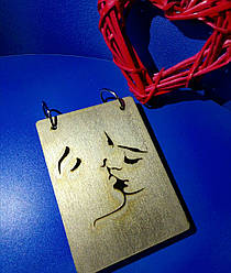 Блокнот з дерева А6 Поцілунок (на кільцях)