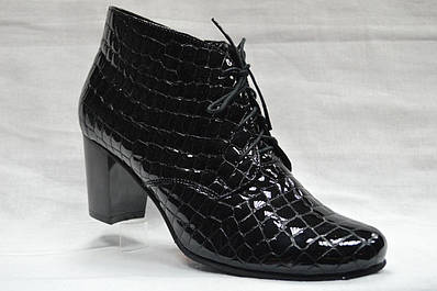 Чорні лакові черевики на середньому підборі зі шнурками та блискавкою