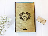 Деревянная коробка для свадебных бокалов с гравировкой "Сердце" Дуб