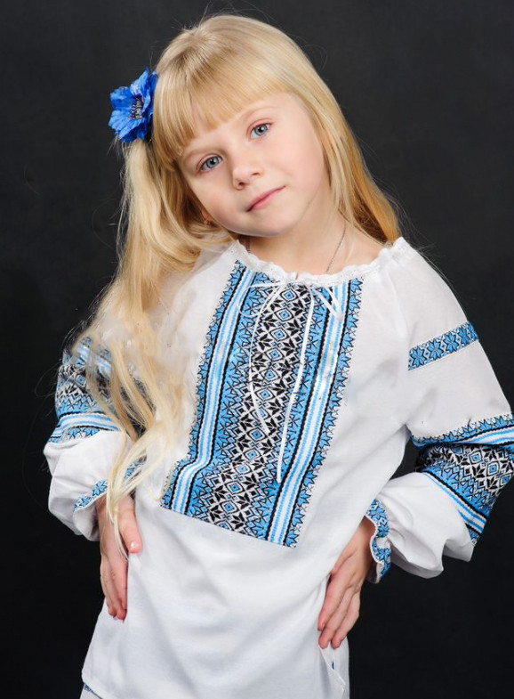Українська сорочка з блакитним орнаментом
