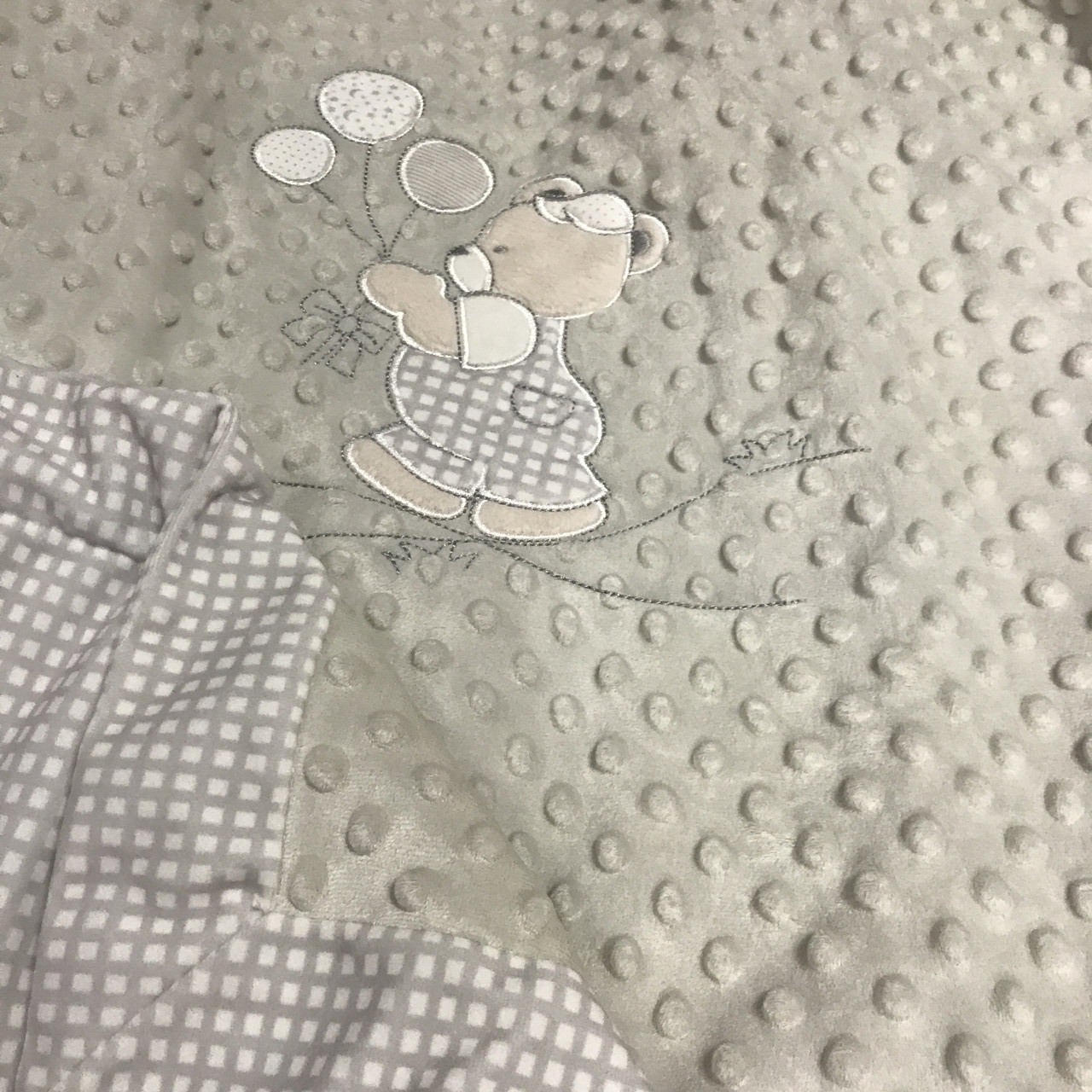 Плюшевый детский плед серый с мишкой с воздушными шарами, размер 80х95 см - фото 3 - id-p1100525658
